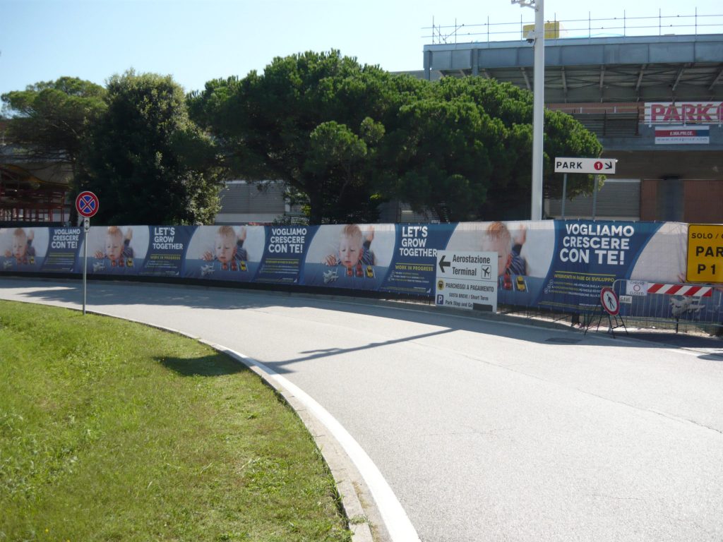 Realizzazione di lunghissimi banner in PVC installati in una vasta area cantieristica